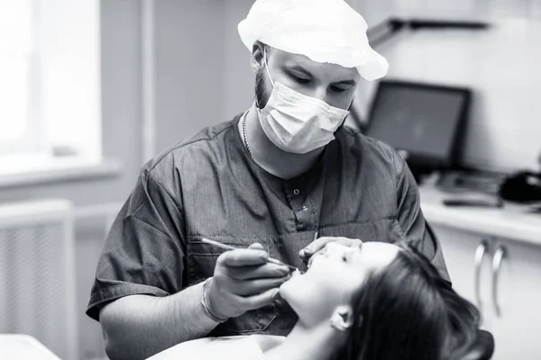 치과의 사는 젊은 여성 환자의 치아를 검사한다. — 스톡 사진