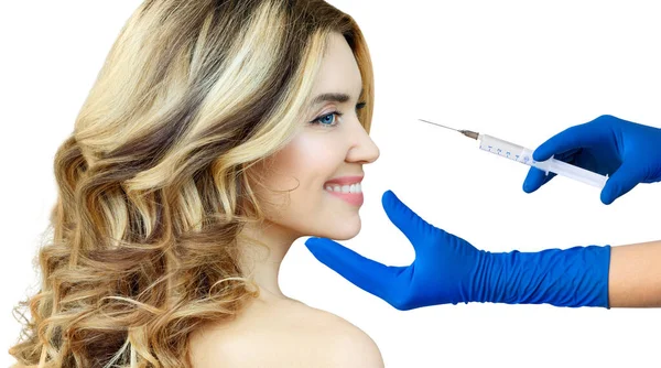 Vacker kvinna får en injektion från kirurgen. — Stockfoto