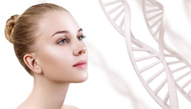 DNA zincirleri arasında şehvetli bir kadının portresi.