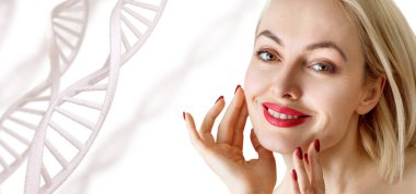 Beyaz DNA zincirleri arasında şehvetli bir kadının portresi