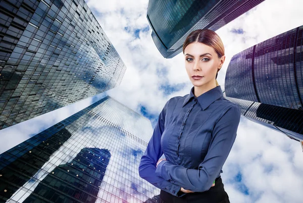 Business woman stands over cityscape background. — Stock Photo, Image