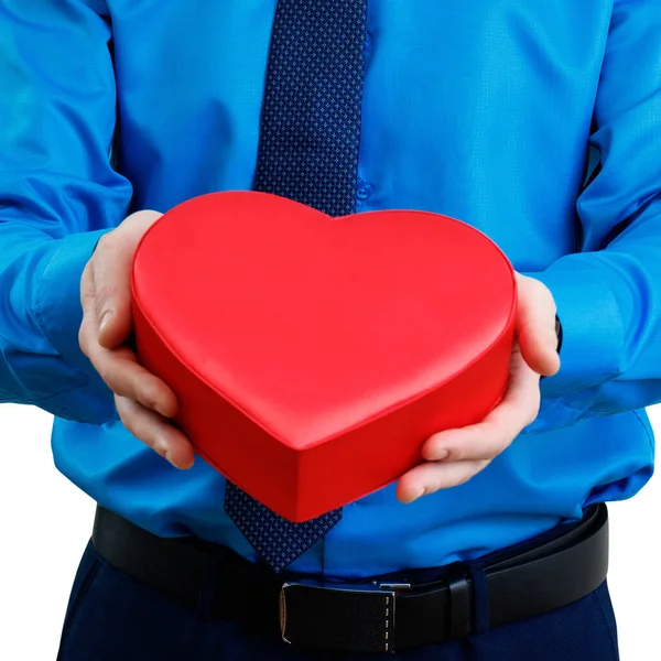 Mann hält Valentinstag-Geschenkbox in Herzform. — Stockfoto