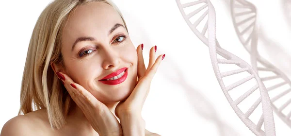 Retrato de mulher sensual entre cadeias de DNA branco — Fotografia de Stock