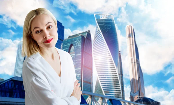 Business woman stands over cityscape background. — Stock Photo, Image