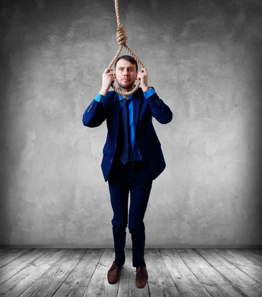 自殺するロープループを身に着けているうつ病ビジネスマン. — ストック写真