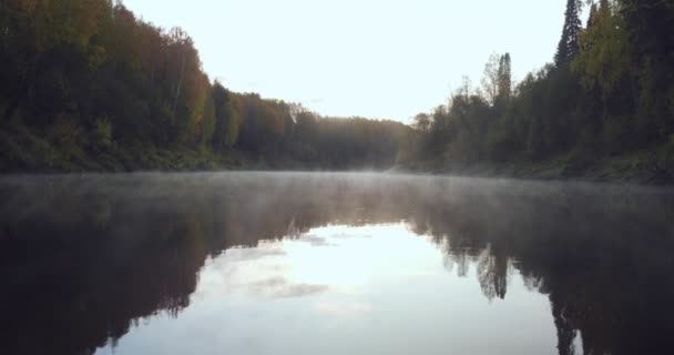 Movimiento hacia adelante en el río con niebla sobre la superficie del agua . — Vídeos de Stock