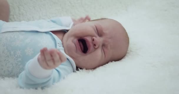 Adorable niña llorando acostada sobre su espalda . — Vídeos de Stock