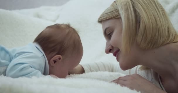 Piccolo bambino sdraiato sulla pancia con la madre . — Video Stock