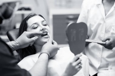 Hastaların diş gölgesi beyazlatma tedavisi için numunelerle.