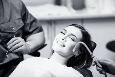 Stomatoloji kliniğinde tedavi bekleyen genç bir kadın..