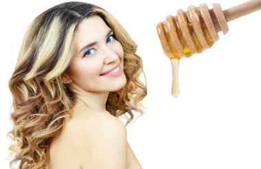 Bal kaşığının yanında akan ballı güzel kadın.