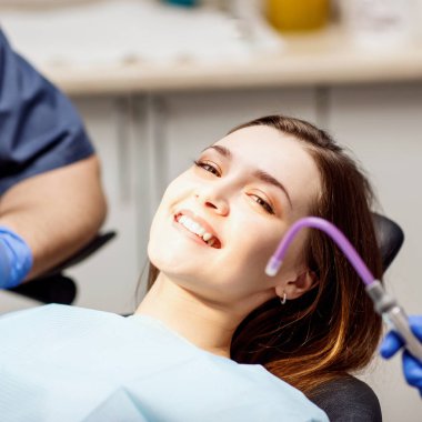 Stomatoloji kliniğinde tedavi bekleyen genç bir kadın..
