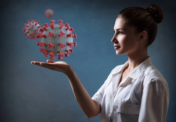 Vrouwelijke arts presenteert virale cel coronavirus. — Stockfoto