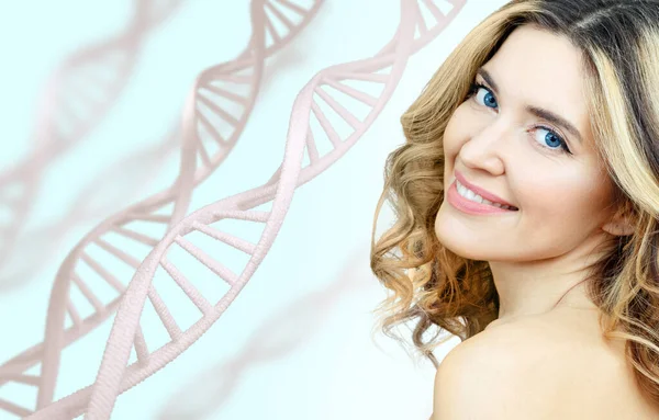 Портрет чувственной женщины среди белых цепей ДНК. — стоковое фото