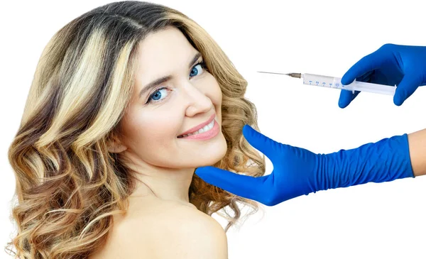 Mooie vrouw krijgt een injectie van chirurg. — Stockfoto