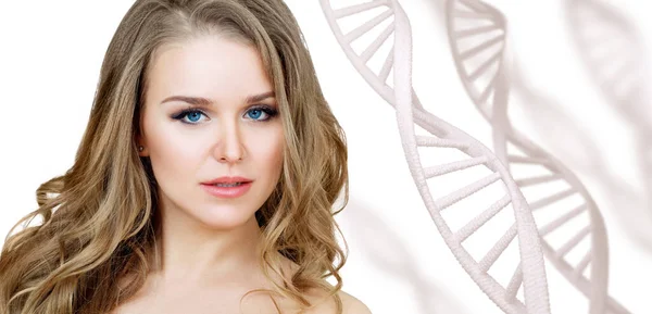 Beyaz DNA zincirleri arasında şehvetli bir kadının portresi. — Stok fotoğraf