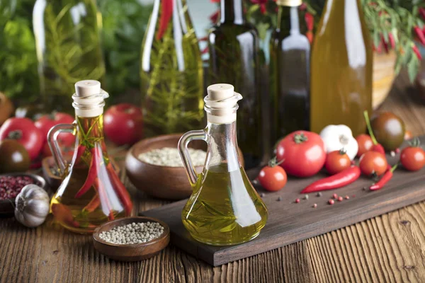 Оливковое масло на деревянном столе — стоковое фото