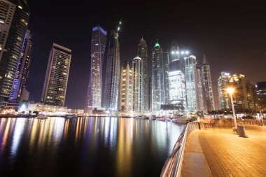 Gece Dubai Marina 'sı