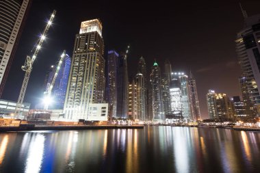 Gece Dubai Marina 'sı