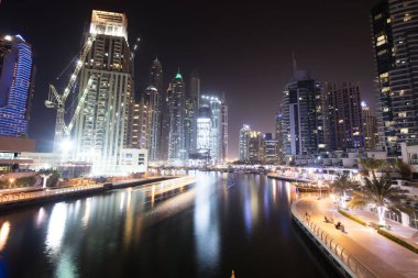 Gece Dubai Marina 'sı