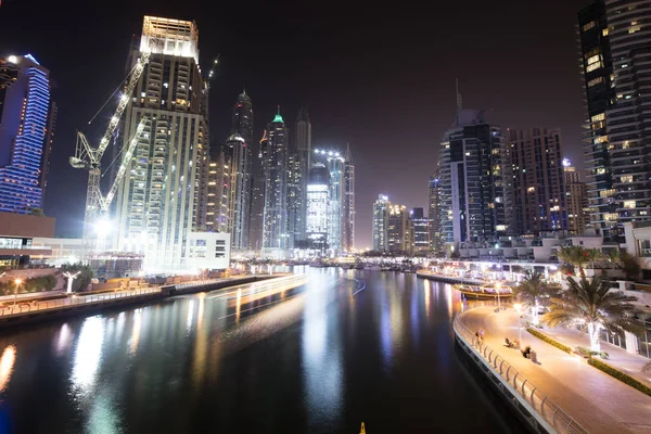 Gece Dubai Marina 'sı