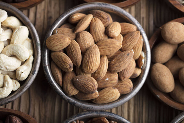 Десерт в виде вкусных орехов
