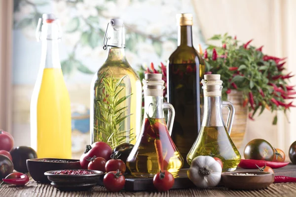 Olio d'oliva su tavola di legno — Foto Stock