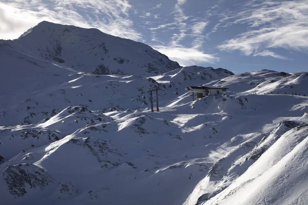 Inverno sulle Alpi - il paradiso per gli sciatori — Foto Stock