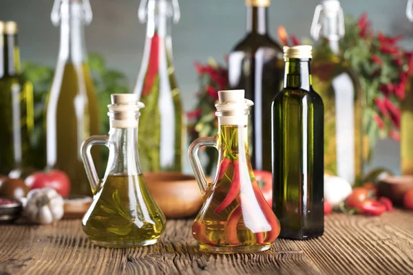 Olio d'oliva su tavola di legno — Foto Stock