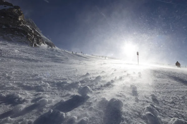 冬天在阿尔卑斯山的滑雪者的乐园 — 图库照片