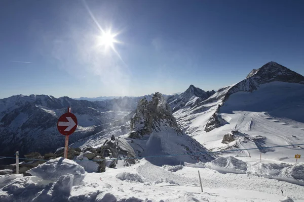 冬天在阿尔卑斯山的滑雪者的乐园 — 图库照片