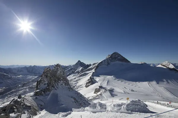 冬天在阿尔卑斯山的滑雪者的乐园 — 图库照片