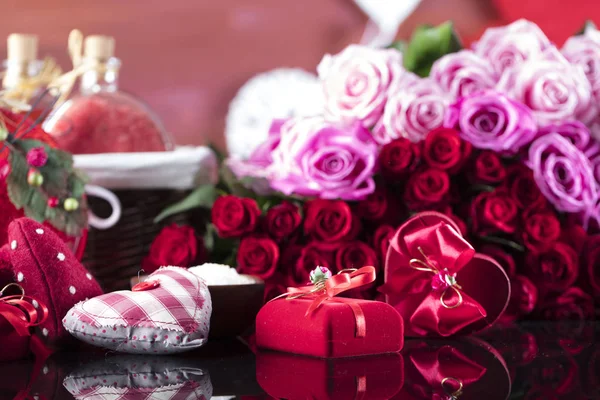 Rózsák és ajándékok — Stock Fotó