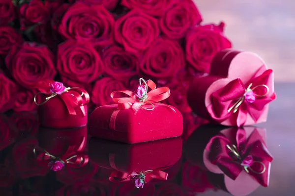 Conceito de rosas e presentes — Fotografia de Stock