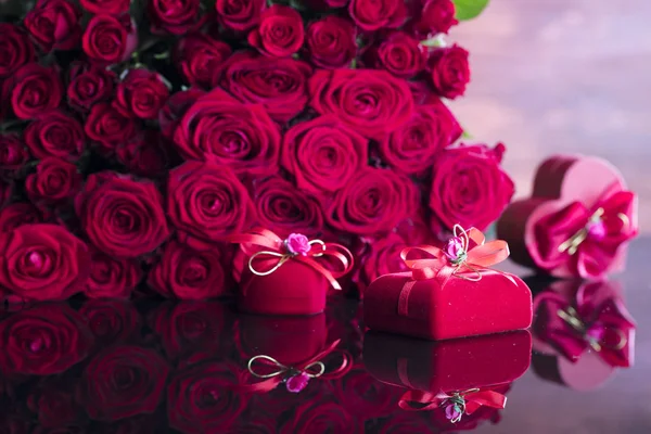 Τριαντάφυλλα και δώρα έννοια — Φωτογραφία Αρχείου