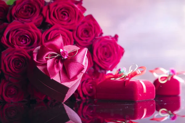 Concepto de rosas y regalos —  Fotos de Stock