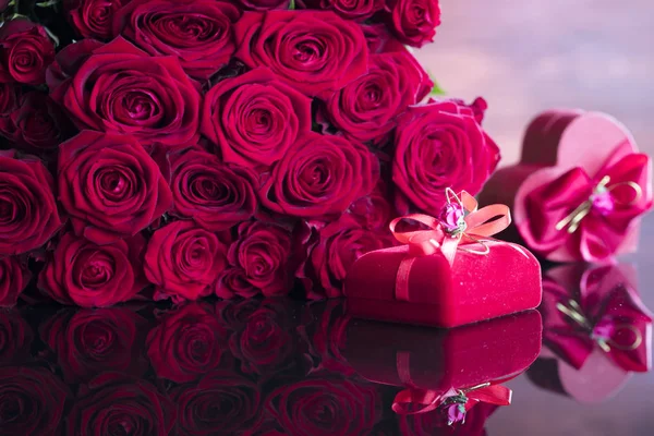 Concepto de rosas y regalos —  Fotos de Stock