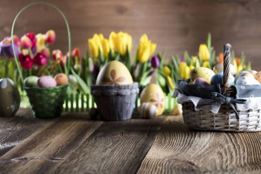 Paskalya Tema. Lale buketi. Paskalya yumurtaları. 