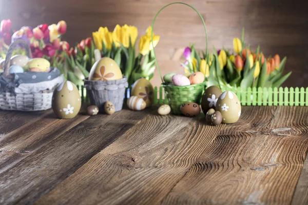 Wielkanoc tematu. Bukiet tulipanów. Pisanki. — Zdjęcie stockowe