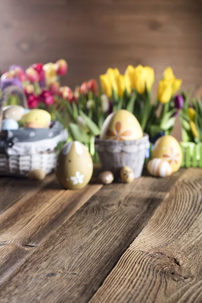 Osterthema. Tulpenstrauß. Ostereier. — Stockfoto