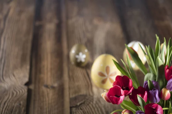 Osterthema. Tulpenstrauß. Ostereier. — Stockfoto