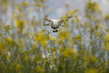 Dron eylem. Tecavüz alan sahne.     