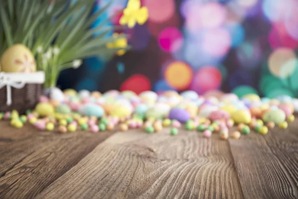 Osterthema, Eier und Blumen. — Stockfoto