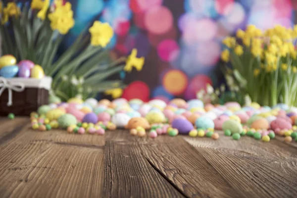 Påsk tema, ägg och blommor. — Stockfoto