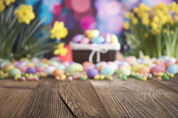 Pasen thema, eieren en bloemen. — Stockfoto