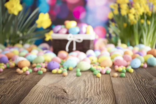 Påsk tema, ägg och blommor. — Stockfoto