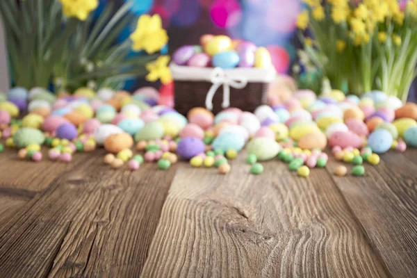 Motyw Wielkanoc, jaja i kwiaty. — Zdjęcie stockowe