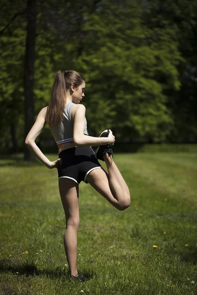 Conceito de fitness no parque . — Fotografia de Stock