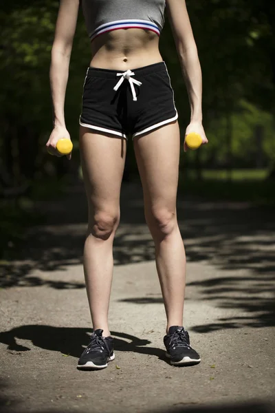 Fitnesskonzept im Park. — Stockfoto