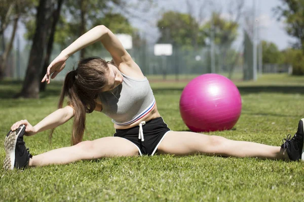 Conceito de fitness no parque . — Fotografia de Stock